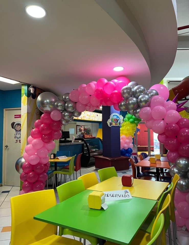 Área de eventos decorada con arco de globos