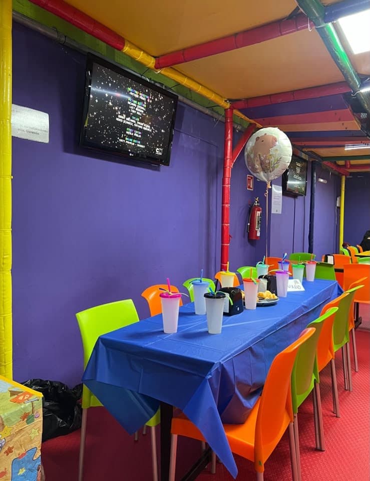 Área de mesas para invitados