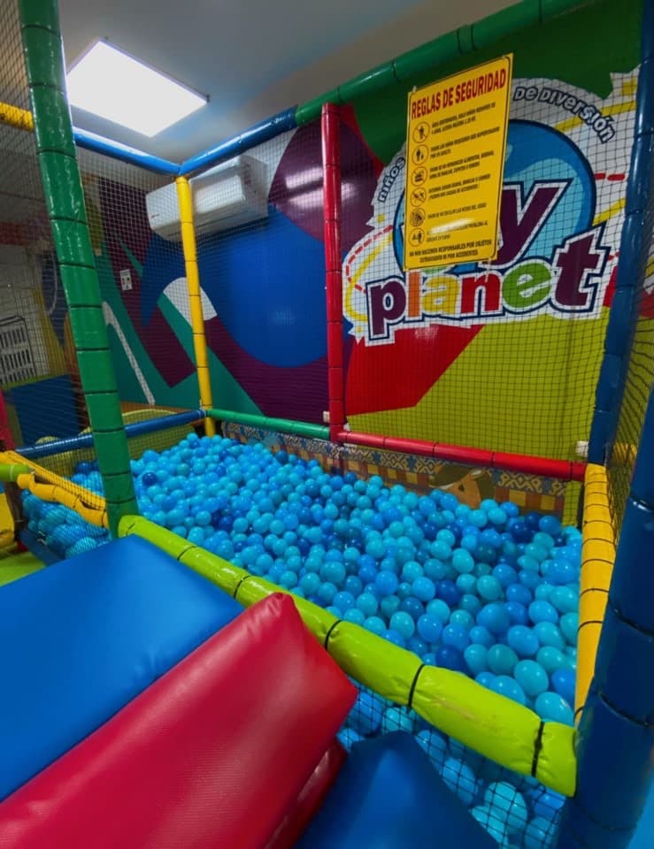 Alberca de pelotas azules