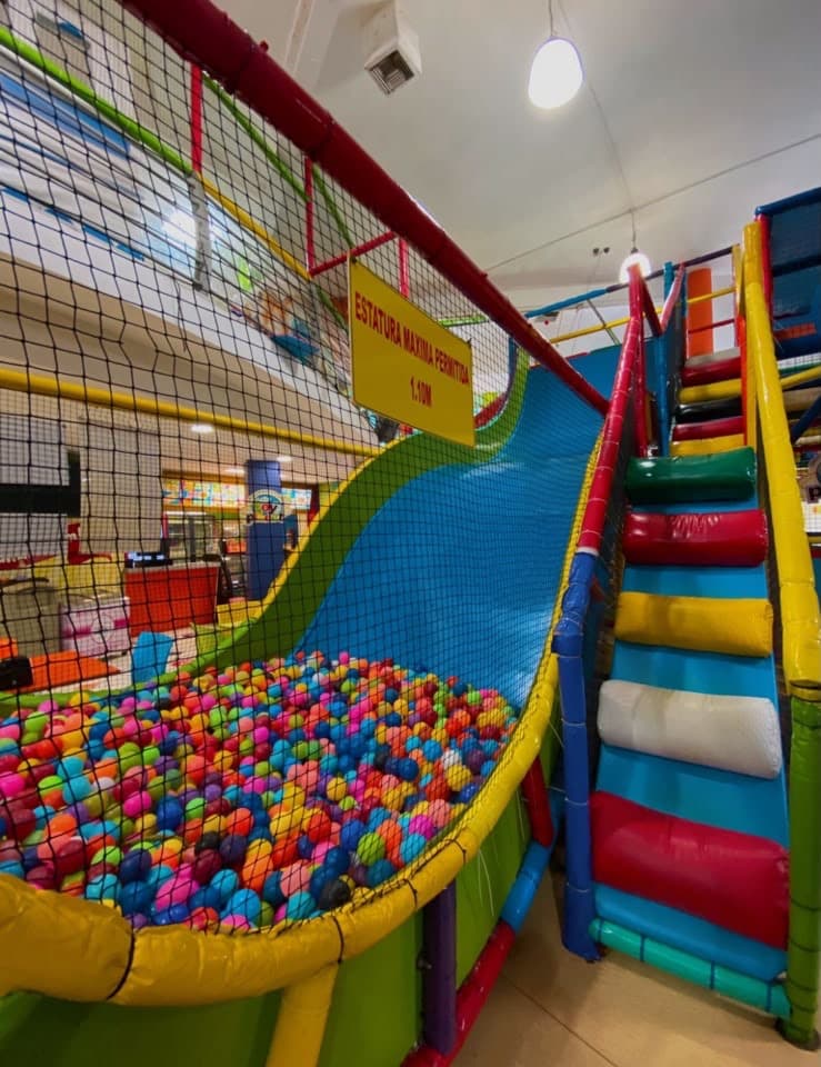 Alberca de pelotas con resbaladilla en Toy Planet