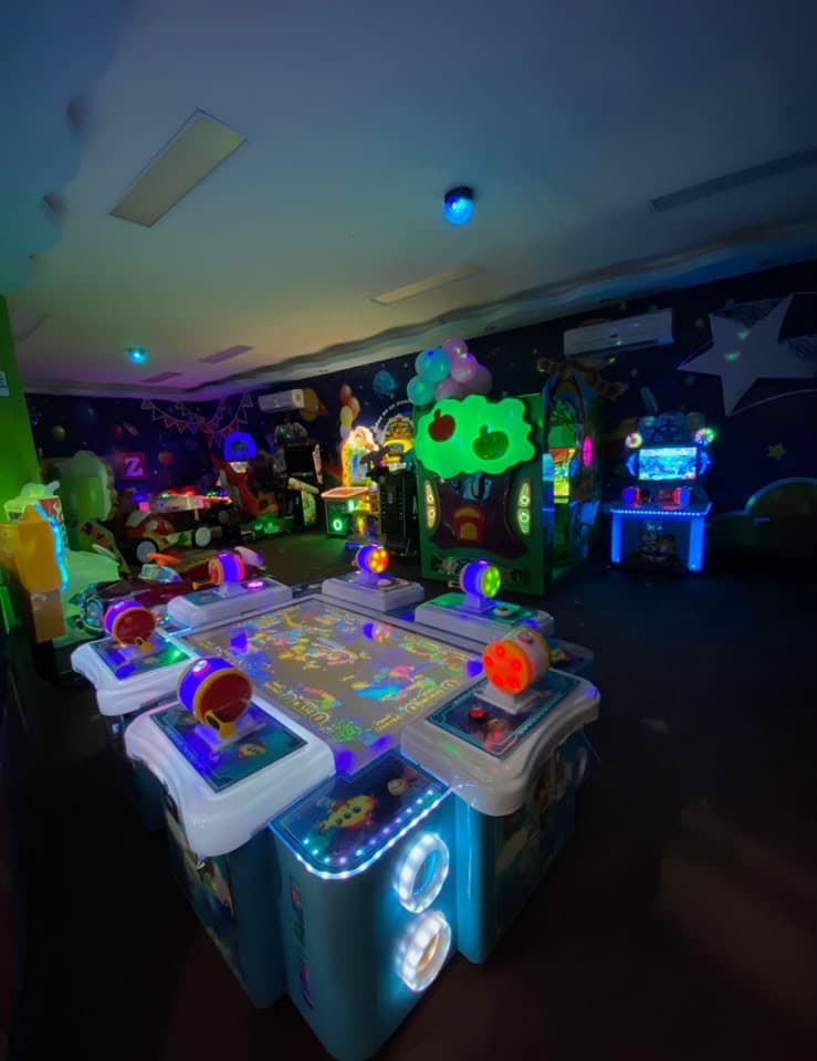 Zona arcade con luces neón